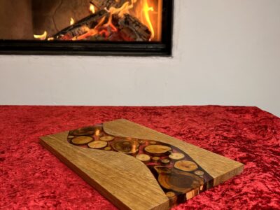 Planche à tapas en chêne avec une rivière de rondin et d'époxy