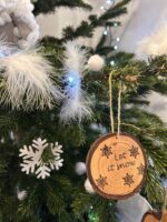Boule de Noël en rondin de bois gravé – Image 4