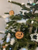 Boule de Noël en rondin de bois gravé – Image 6