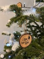 Boule de Noël en rondin de bois gravé – Image 5