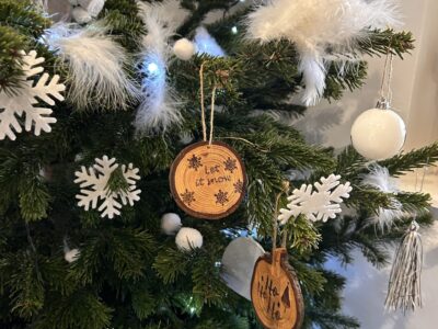 Boule de Noël en rondin de bois gravé