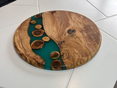 Planche apéro en olivier et résine turquoise