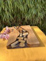 Planche à tapas rivière d'époxy et bouchons incrustés – Image 15