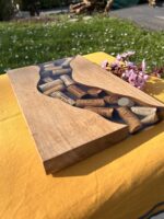 Planche à tapas rivière d'époxy et bouchons incrustés – Image 8