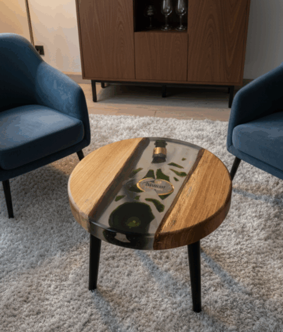 Bout de canapé en bois et résine avec bouteille de champagne