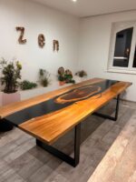 Table en bois massif et résine noire