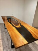 Table en bois massif et résine noire – Image 2