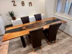 Table en bois massif et résine noire – Image 4