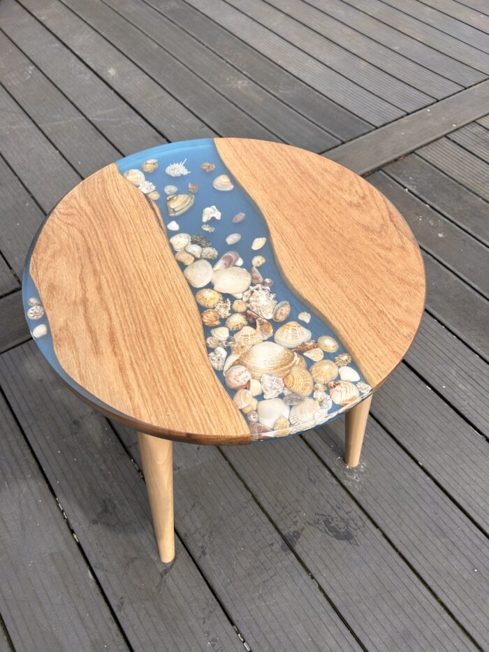 Table basse en chêne massif avec rivière en résine et coquillages – Image 2