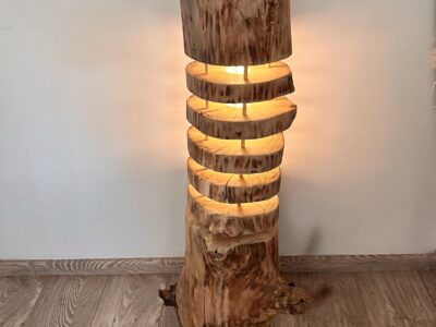 Lampe artisanale en bois naturel