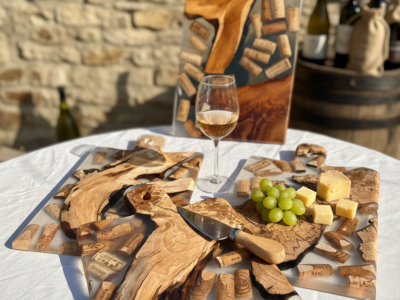 Planche à tapas en résine et bois avec bouchons