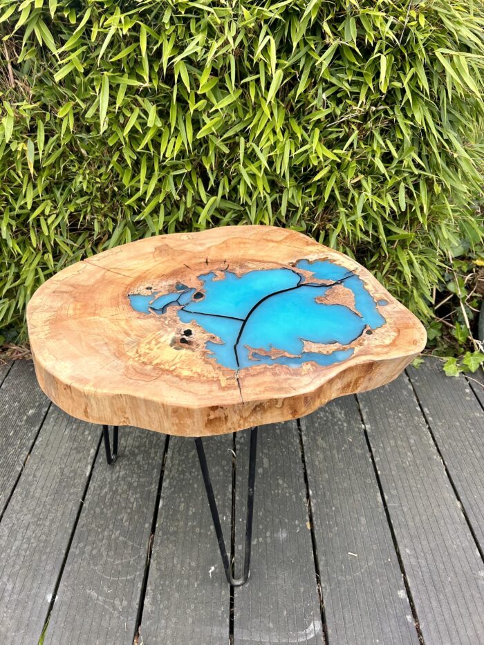 Table d’appoint en bois massif et résine turquoise – Image 5