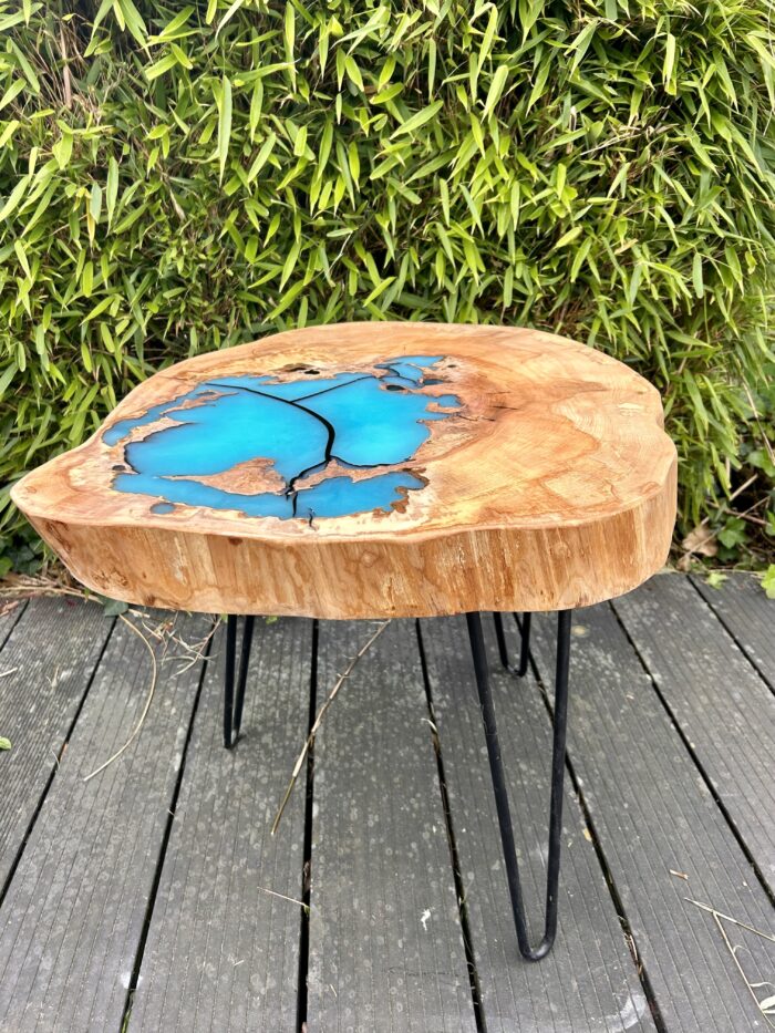 Table d’appoint en bois massif et résine turquoise – Image 6