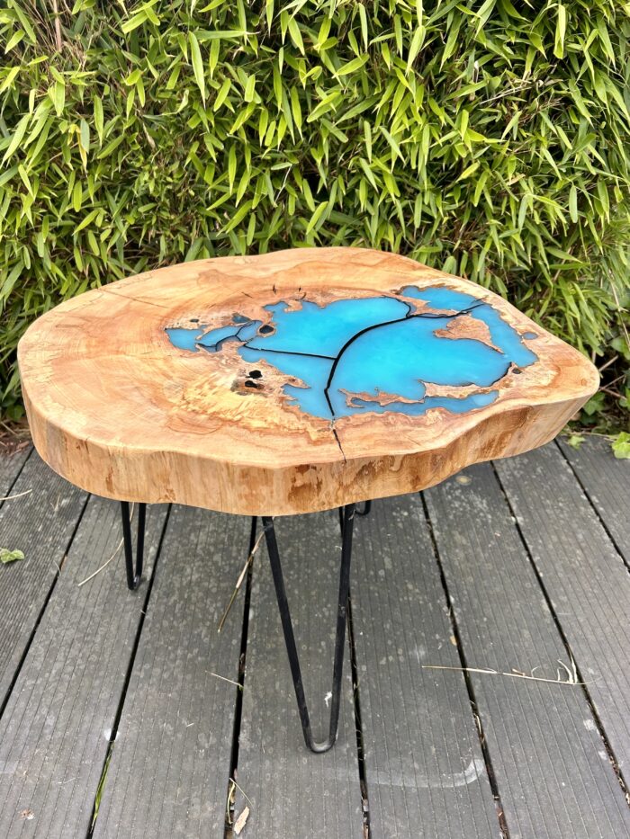Table d’appoint en bois massif et résine turquoise
