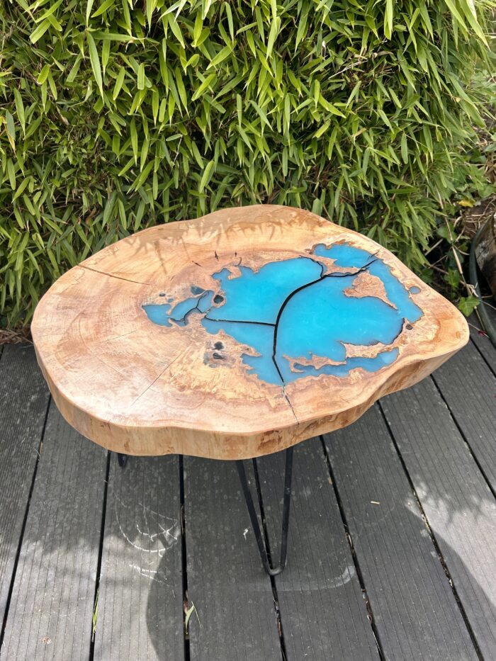 Table d’appoint en bois massif et résine turquoise – Image 3