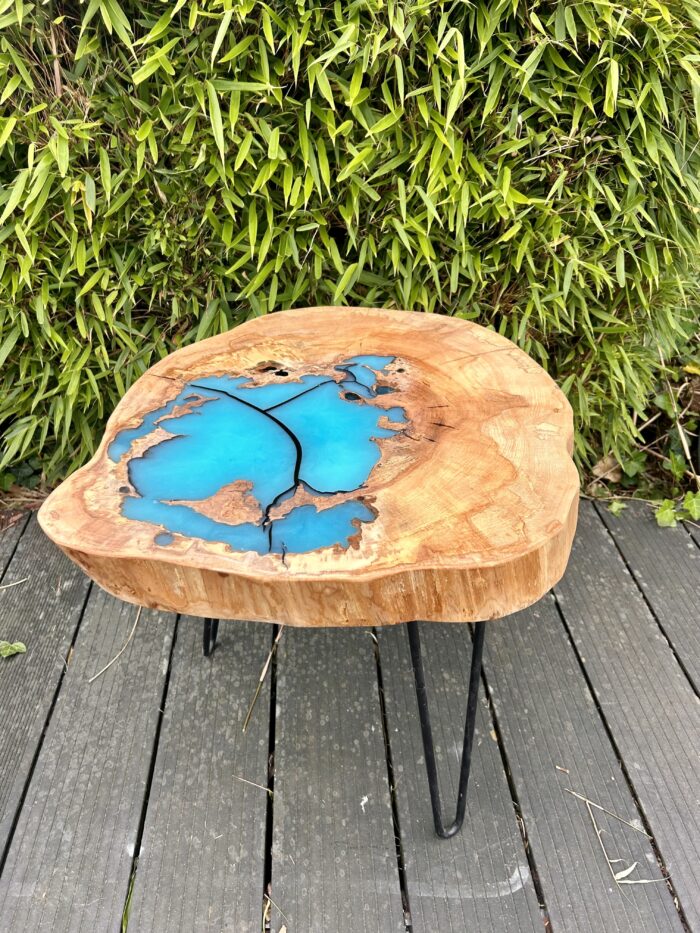Table d’appoint en bois massif et résine turquoise – Image 2
