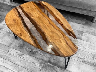 Table basse en bois et résine transparente – Forme organique