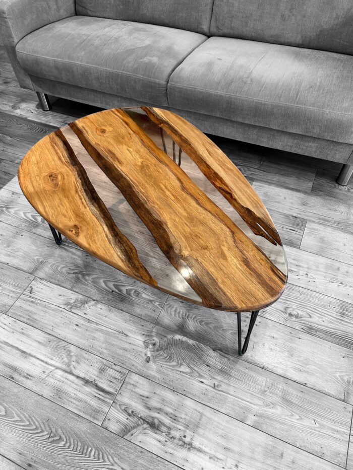 Table basse en bois et résine transparente – Forme organique