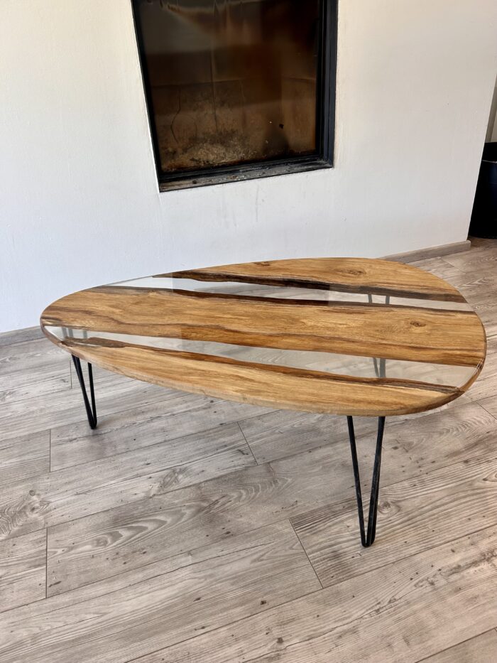Table basse en bois et résine transparente – Forme organique – Image 4