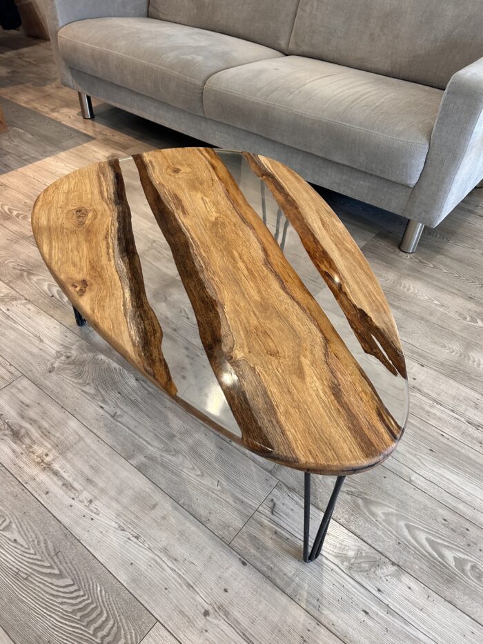 Table basse en bois et résine transparente – Forme organique – Image 2