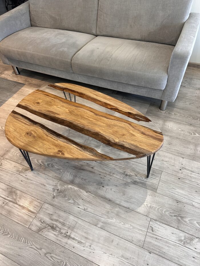 Table basse en bois et résine transparente – Forme organique – Image 3