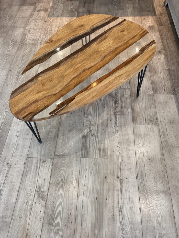 Table basse en bois et résine transparente – Forme organique – Image 5