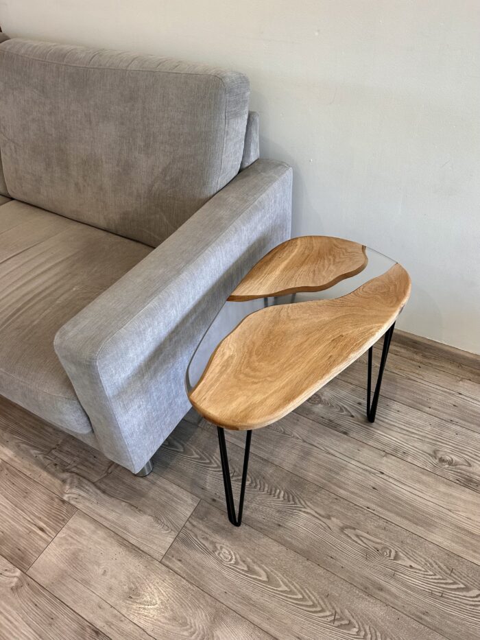 Table d’appoint bois et résine – Design galet, fabrication artisanale – Image 5