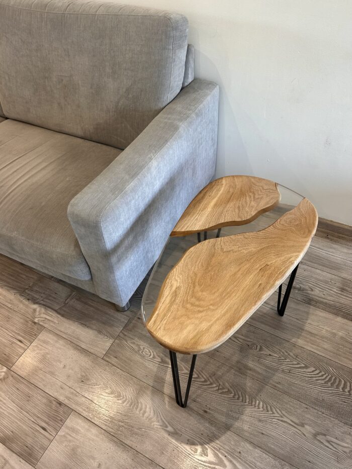 Table d’appoint bois et résine – Design galet, fabrication artisanale – Image 2