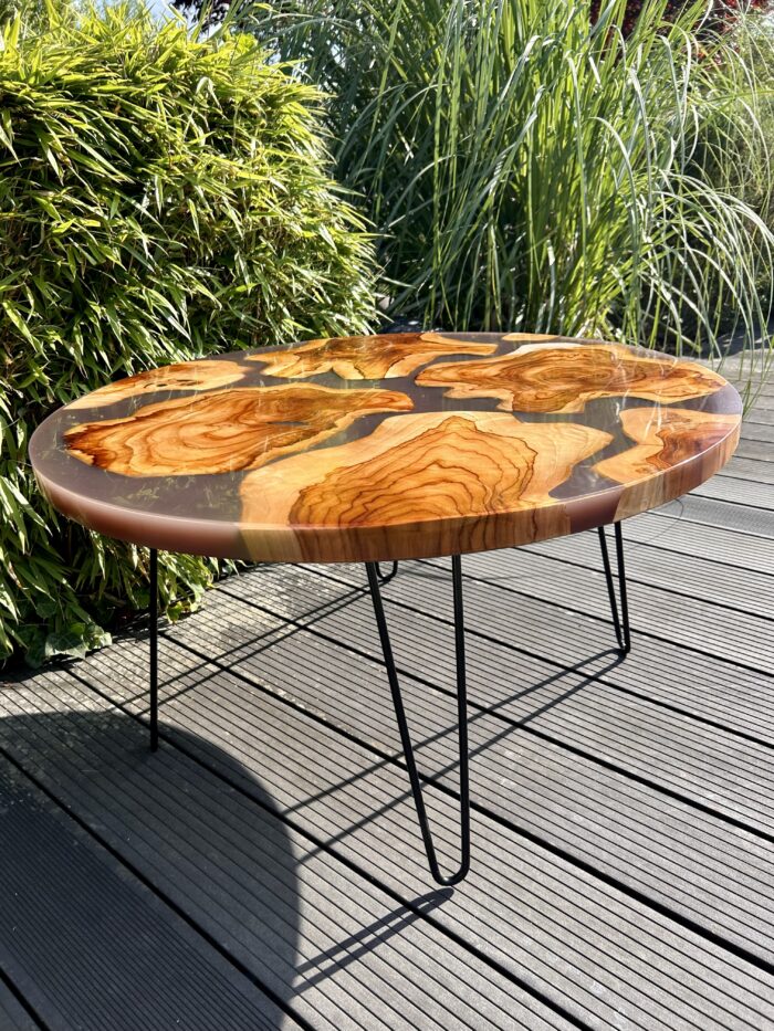 Table basse ronde en bois d'olivier et résine – Image 2