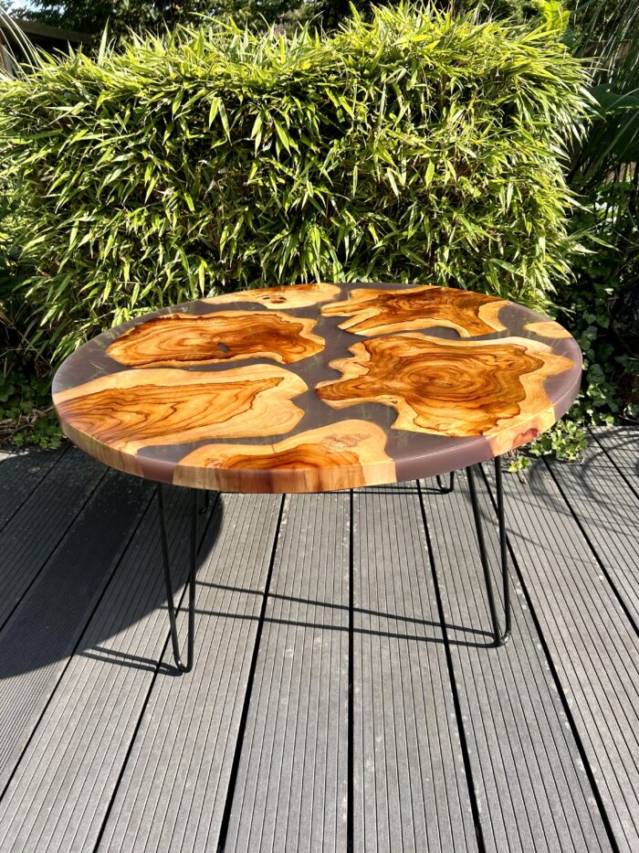Table basse ronde en bois d'olivier et résine