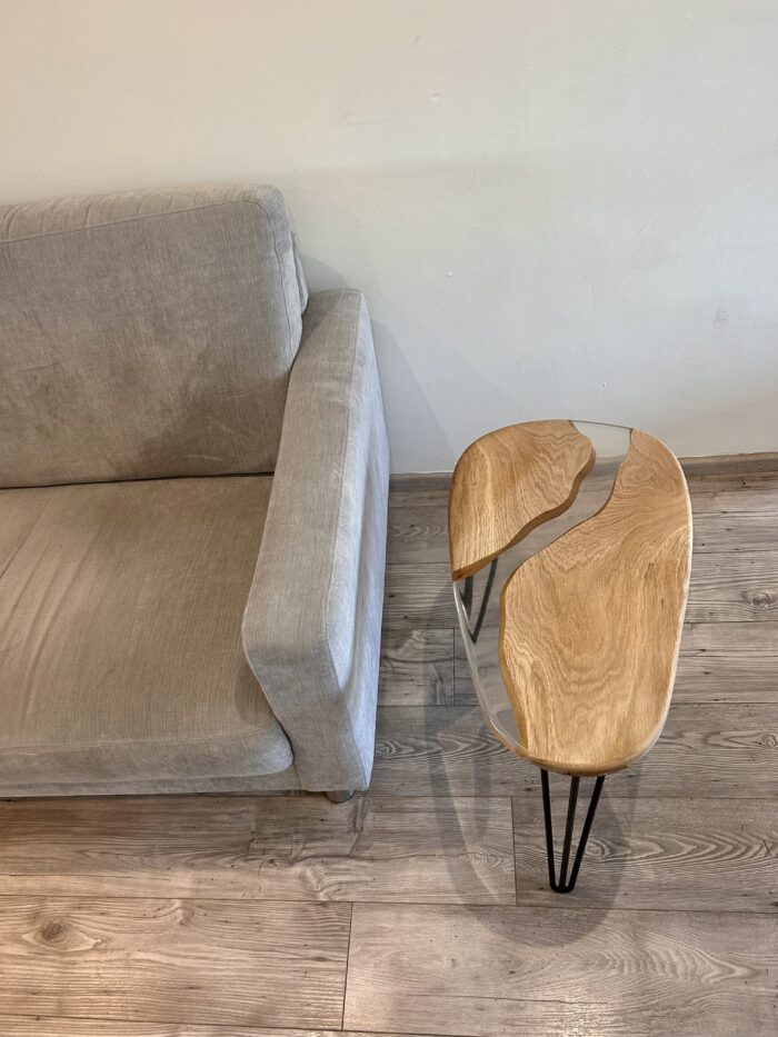 Table d’appoint bois et résine – Design galet, fabrication artisanale – Image 4