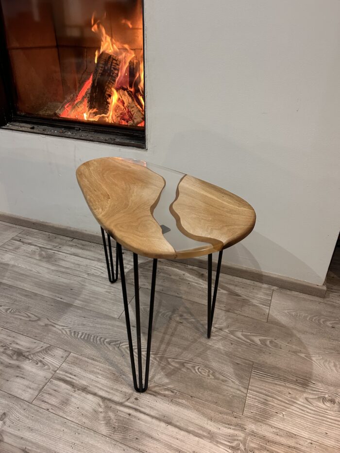 Table d’appoint bois et résine – Design galet, fabrication artisanale
