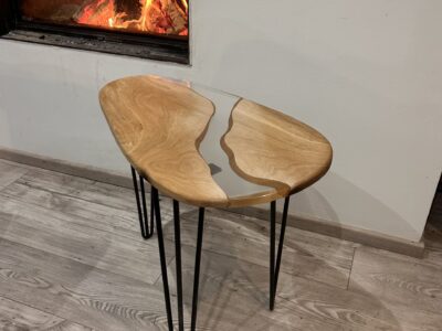 Table d’appoint bois et résine – Design galet, fabrication artisanale