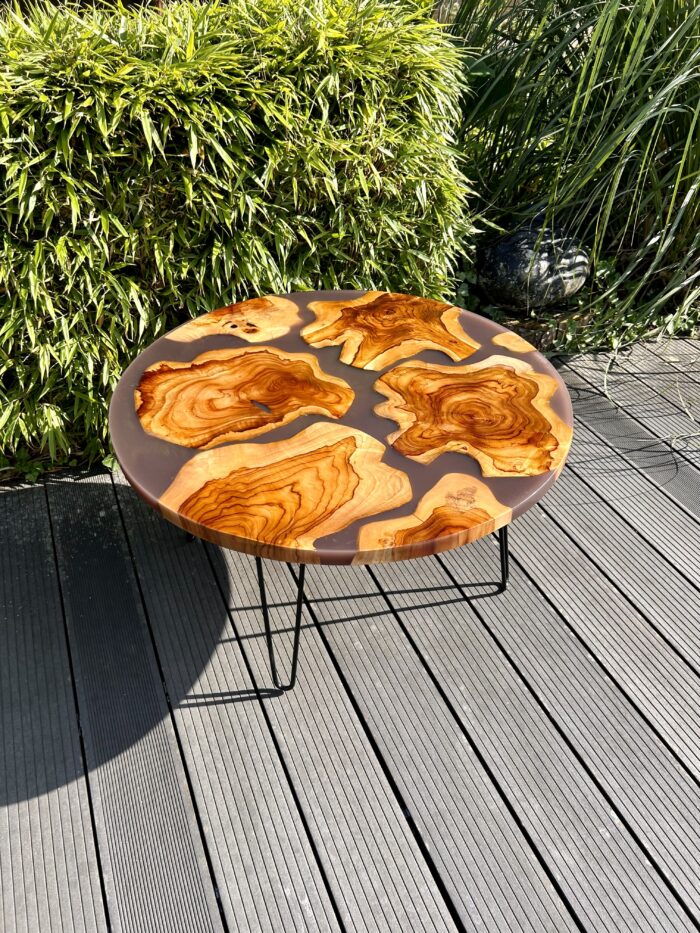 Table basse ronde en bois d'olivier et résine – Image 4