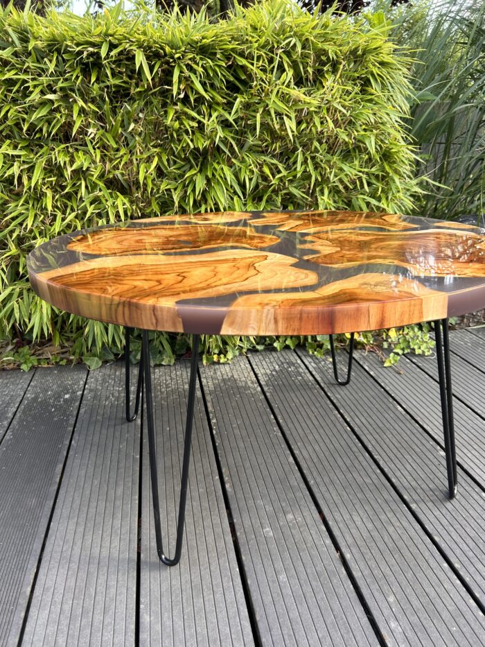 Table basse ronde en bois d'olivier et résine – Image 3
