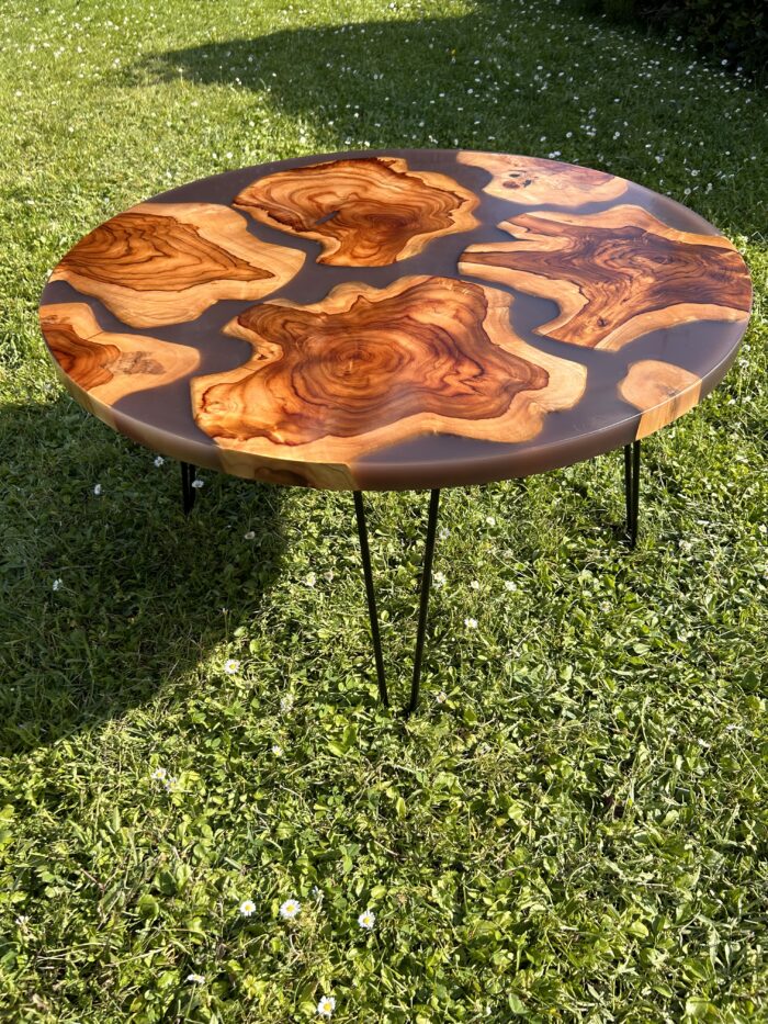 Table basse ronde en bois d'olivier et résine – Image 5