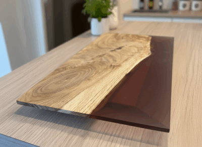 Planche design bois et résine brune