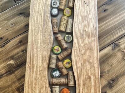 Planche décorative en bois et résine – Bouchons de vin & capsules – Pièce artisanale unique