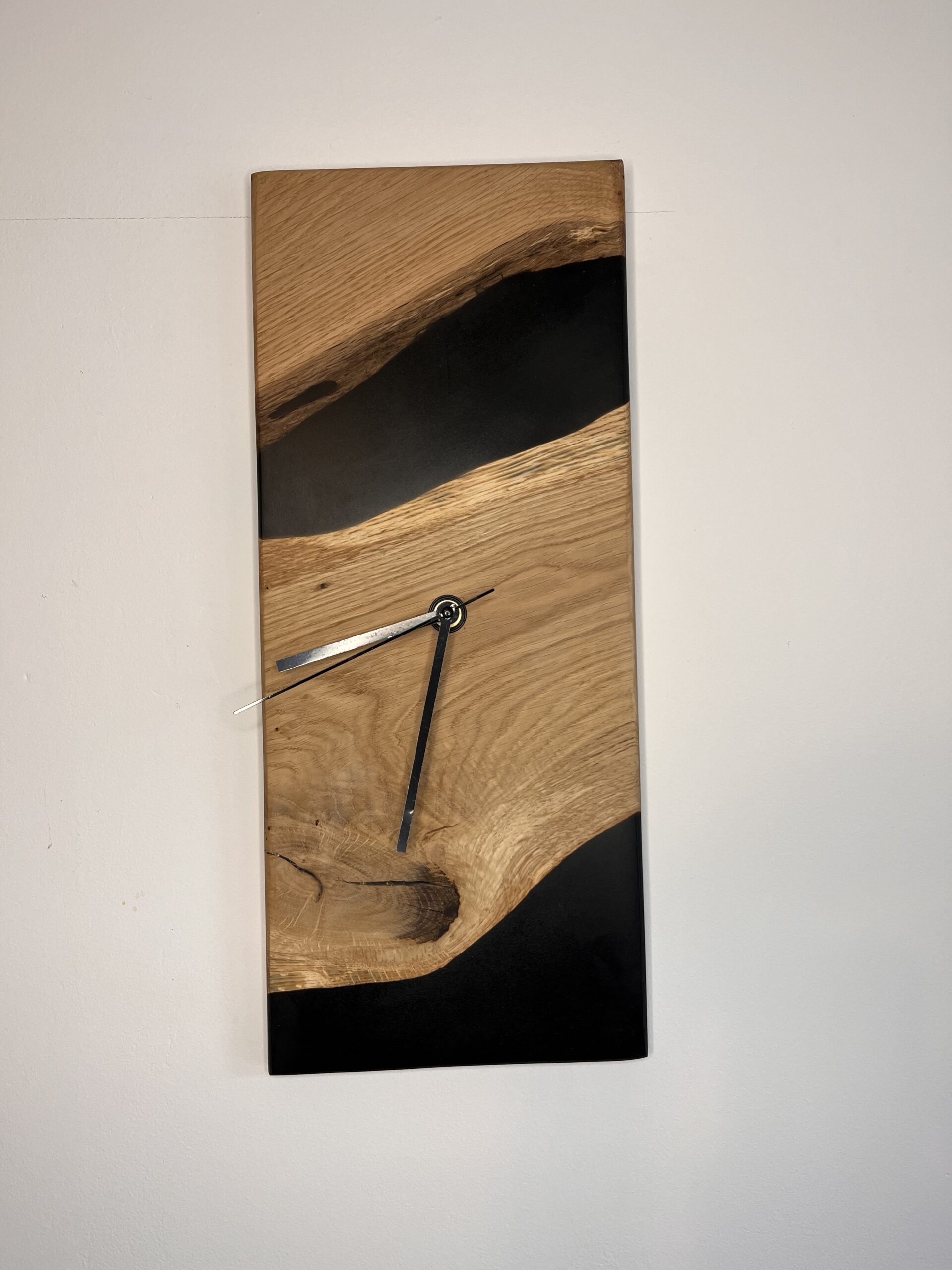 Horloge murale en bois et résine – Pièce artisanale unique – Image 4