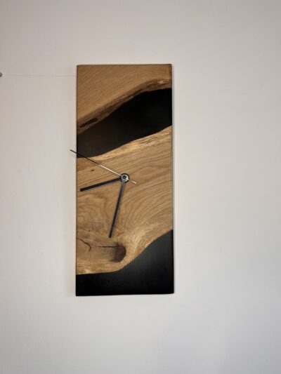 Horloge murale en bois et résine – Pièce artisanale unique
