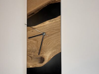 Horloge murale en bois et résine – Pièce artisanale unique