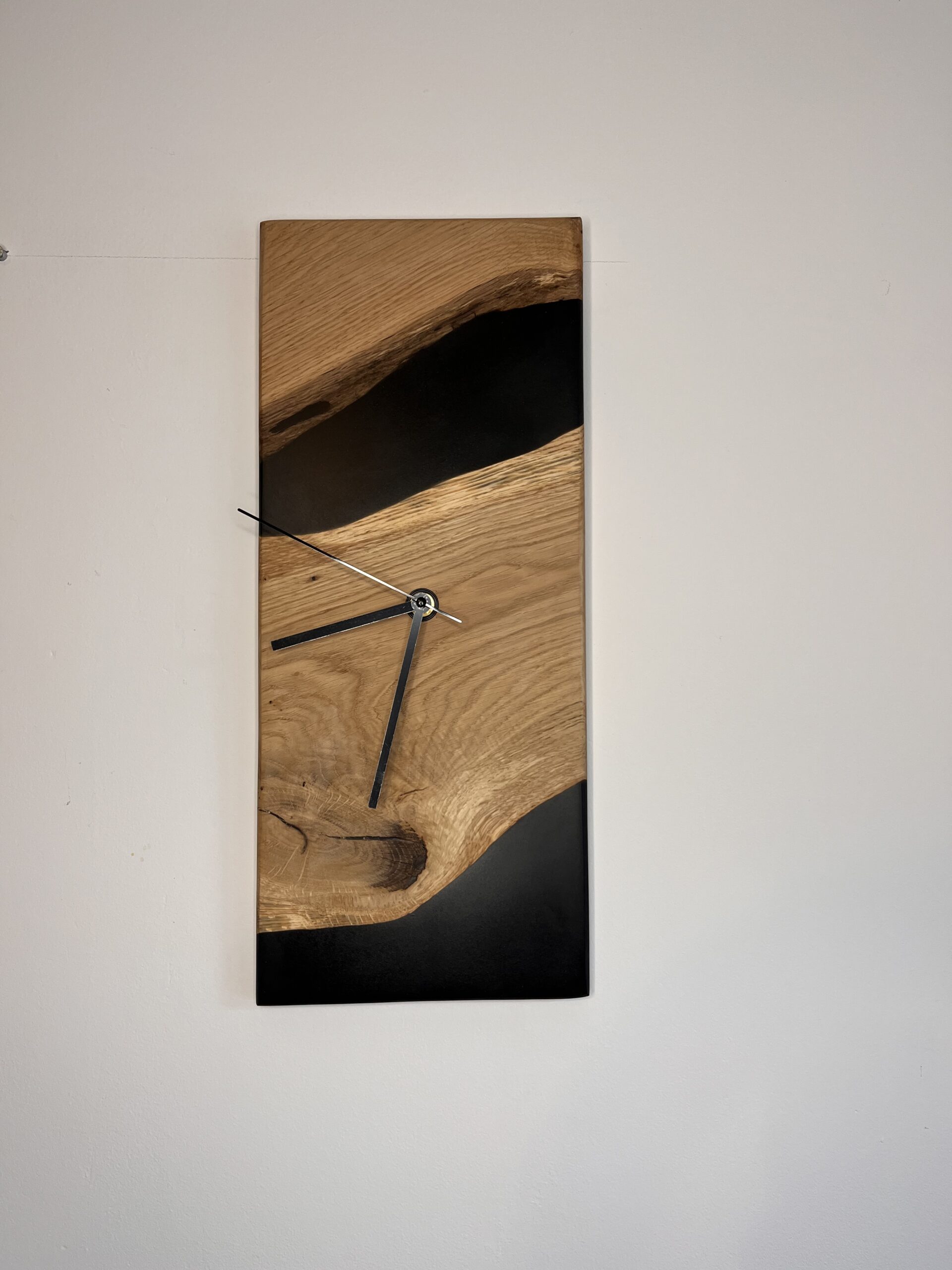 Horloge murale en bois et résine – Pièce artisanale unique