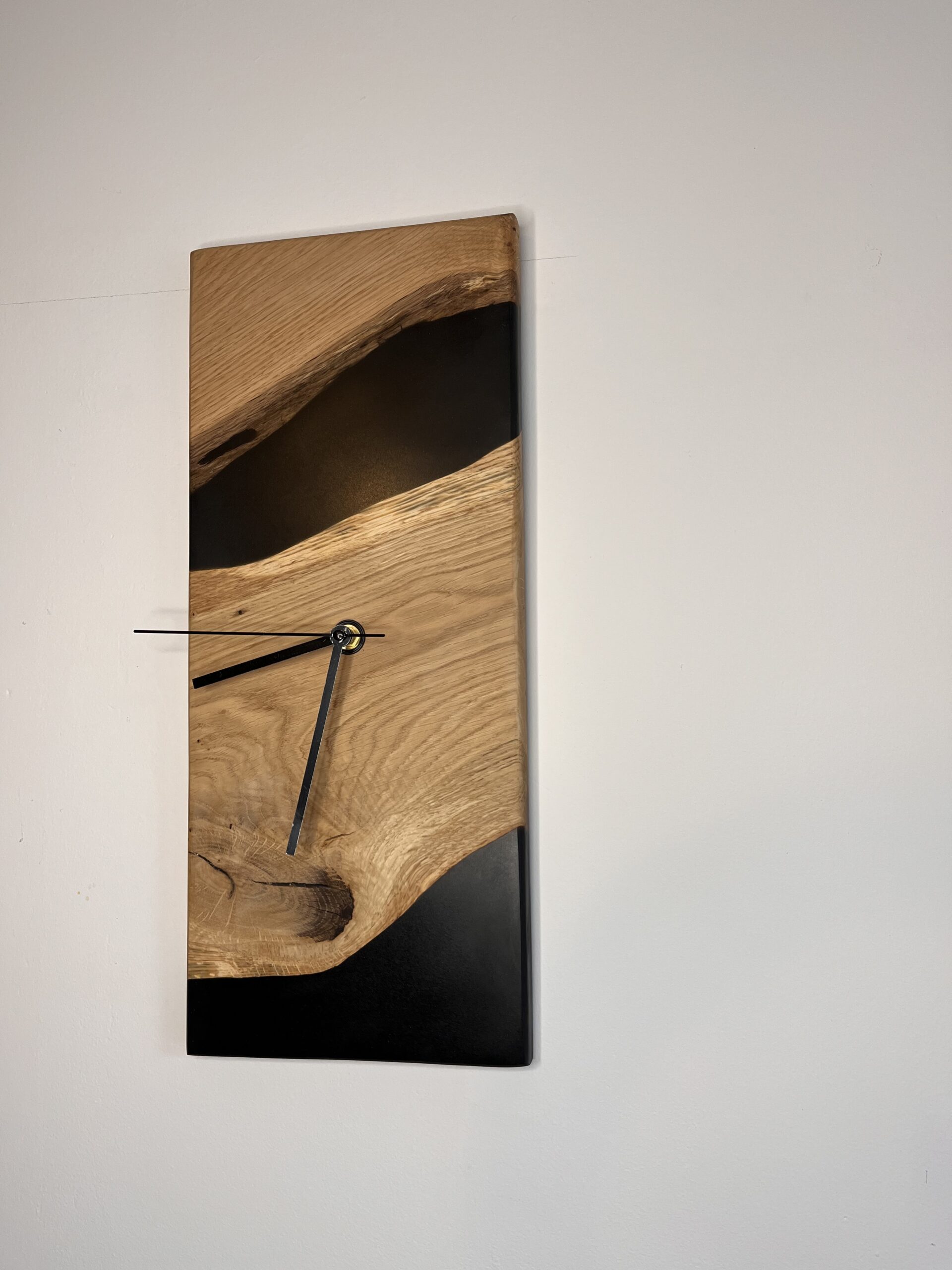 Horloge murale en bois et résine – Pièce artisanale unique – Image 3